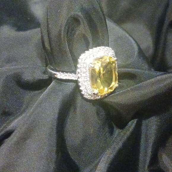 Large yellow cubic zirconia - Picture 4 of 4